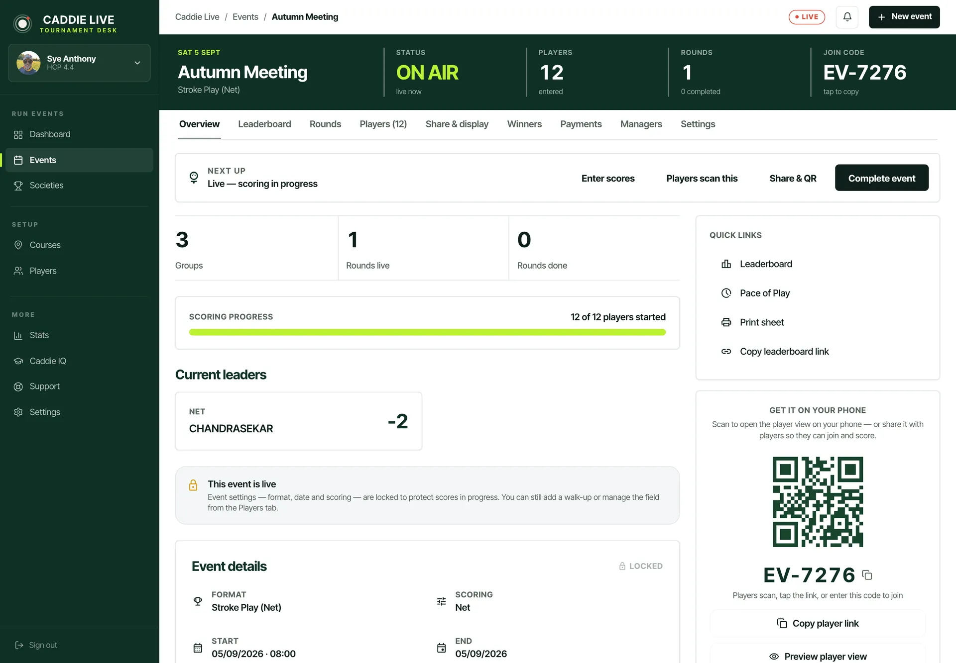 Het Caddie Live-organisatiescherm op een laptop: een live event met twaalf ingeschreven spelers, drie startgroepen, de deelnamecode en een QR-code om te scannen
