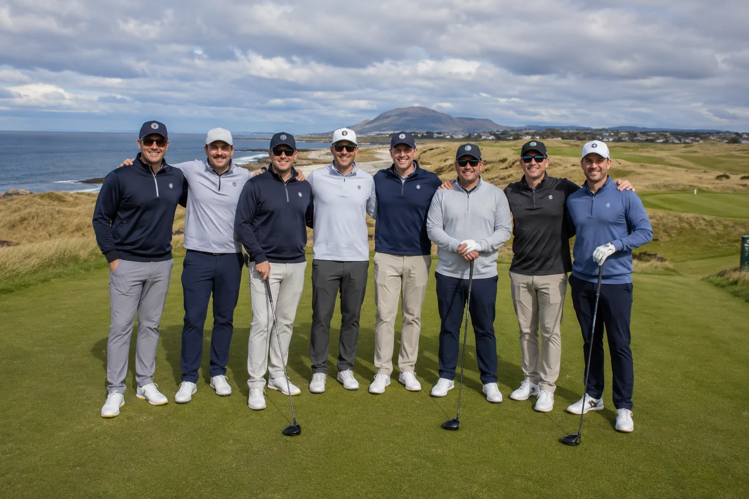 Gruppo di golfisti in fila su un tee di un links costiero durante un viaggio di golf